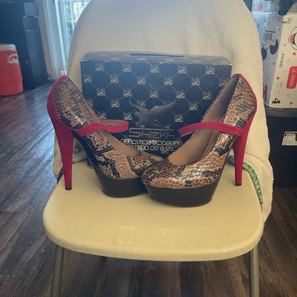 Chic Snakeskin Platform Heels with Red Accents - Picture 4 of 7